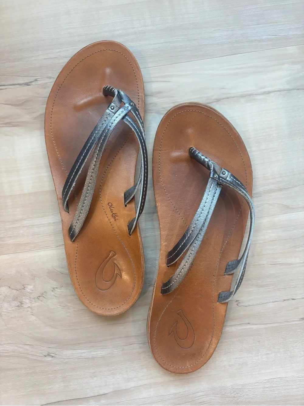great condition - olukai flip flops - size 10